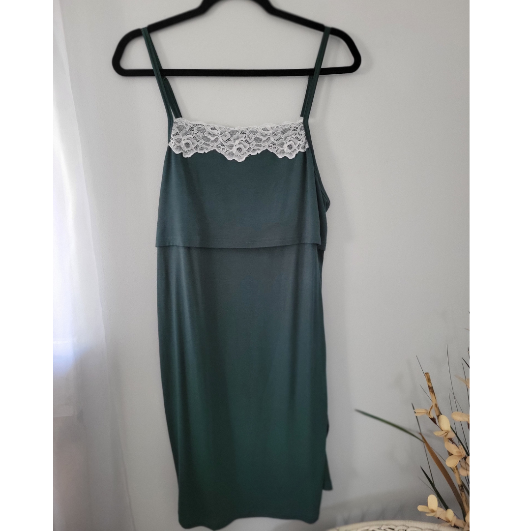 Emerald Green Maternity Delivery Gown & Red Rose Swaddle